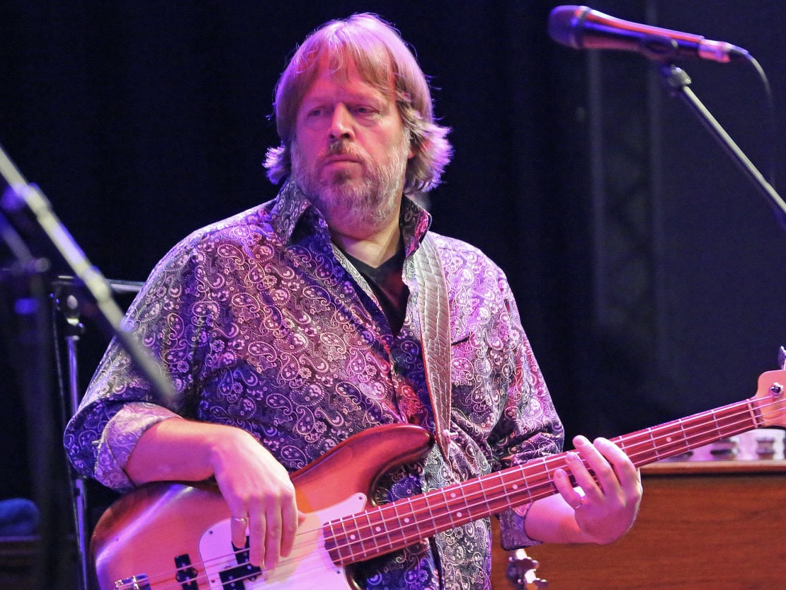  Thomas Frankler - Bass, Moog Taurus 1. Thomas ist auch Bassist bei den Bands 'Contract' und 'No Chance'. Er ist der Herrscher der Tiefen und erster chef de cuisine, wenn sich der Tubeclub in Bennys Haus zum proben trifft. Vater und Sohn Benny spielen zusammen im Tubeclub. 