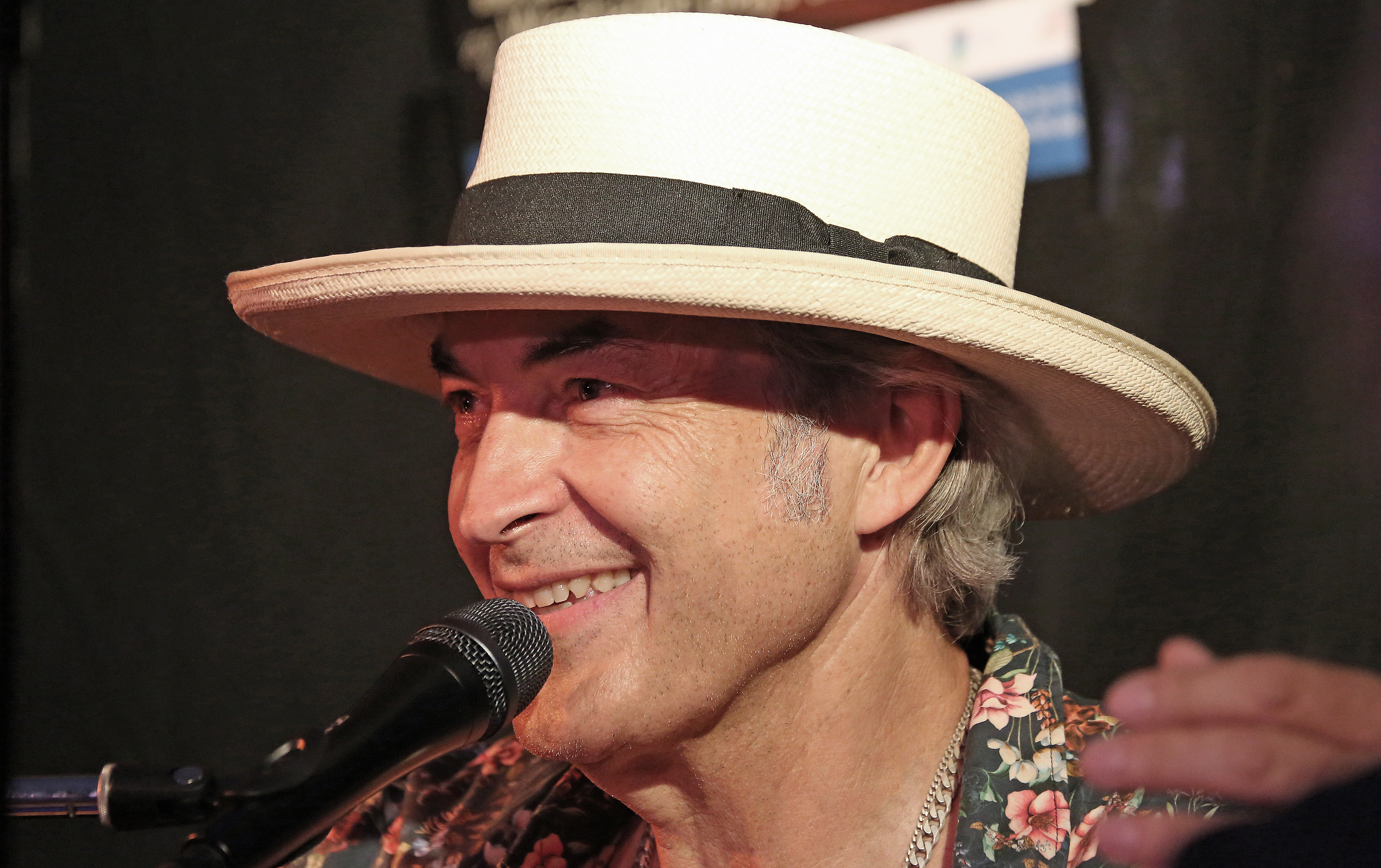  Peter Richter - guit, Hammond B3, piano, mandolin, vocals. Peter hat mit CBS/Sony Soloalben mit eigenen Songs herausgebracht und war u.a. singer/songwriter und Gitarrist bei den 'Crackers'. Er ist u.a. Produzent zahlreicher CDs, die auf seinem Label REPEAT RECORDS veröffentlicht werden. 