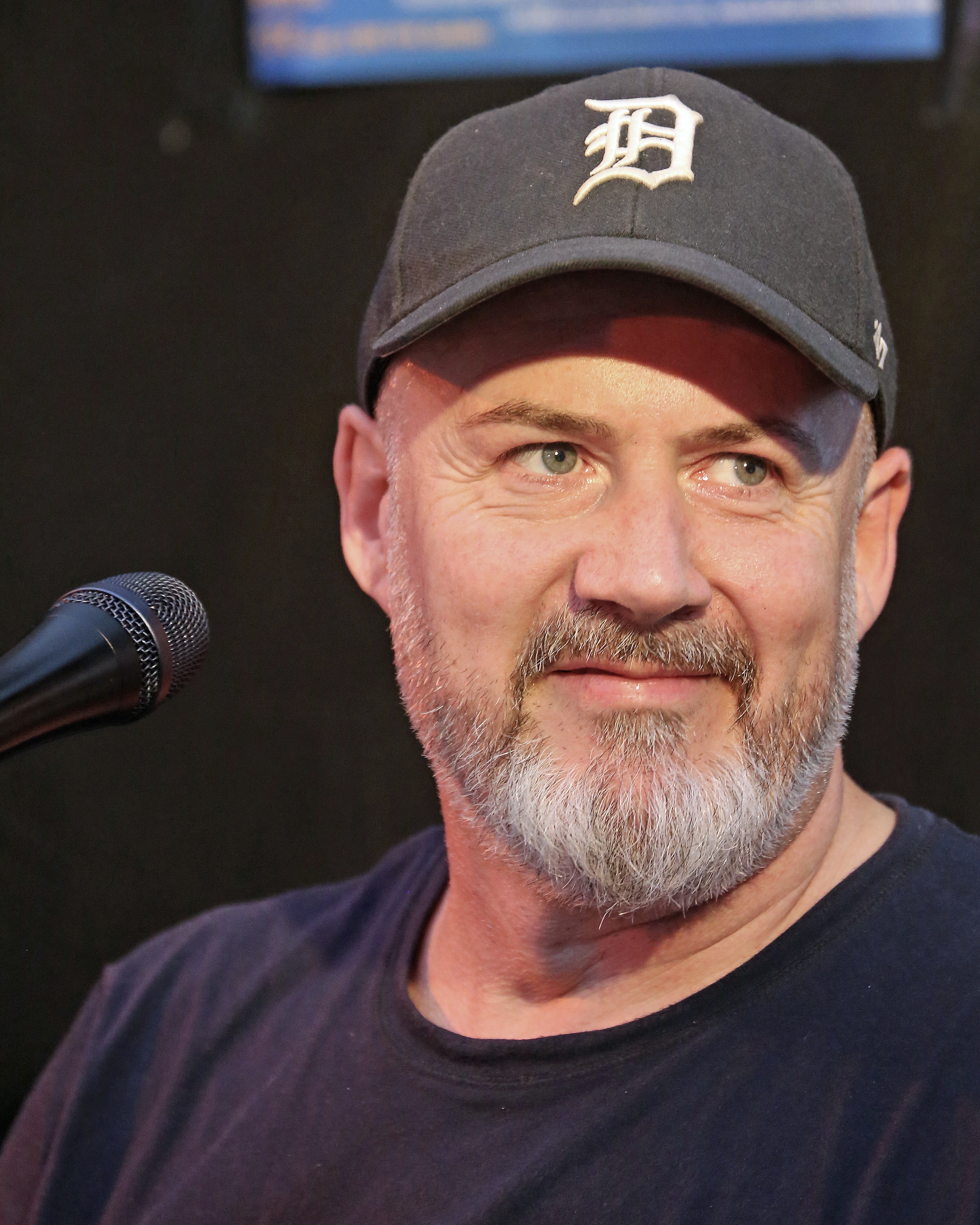  Edward Pelling - piano, Hammond B3, Hohner D6, percussion, vocals. Ed ist auch Drummer bei 'No Chance' und war keyboarder bei 'Contract'; Drummer bei 'Johnny & the Jonettes'; Drummer & Sänger beim 'Rock'n Roll Quartett; Drummer bei 'Holy Moly'. 