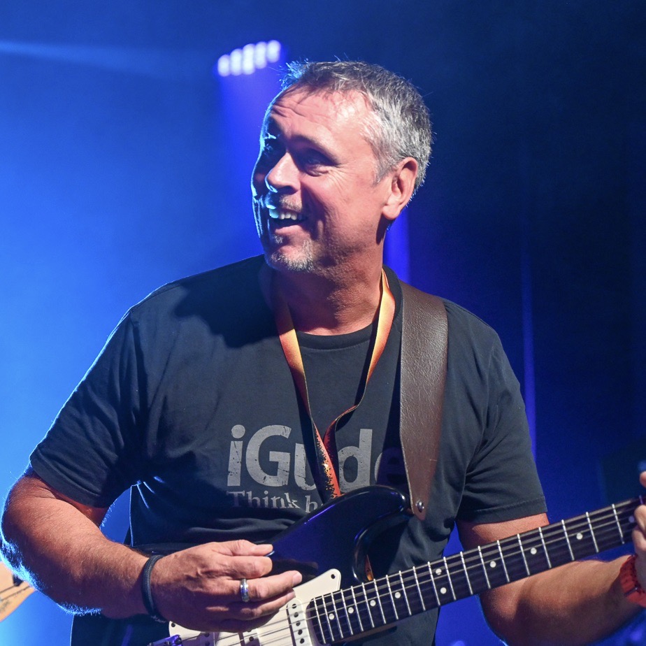  Bernd Wocker – guit., vocals. Spielte bei den Bands Paraneua , ProLate, Bacon Bombs und den Townworkern. Bernd kommt ursprünglich von der Klassik und Jazz, hatte Unterricht bei Ruud van Duijse am Konservatorium Wiesbaden. Die Rockmusik hat er später entdeckt. 